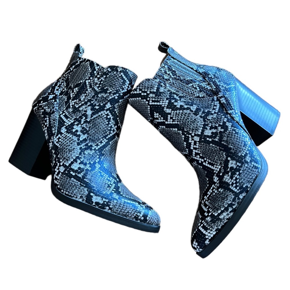 New Indigo Rd. Iradriela Snakeskin Boots Size 8.5